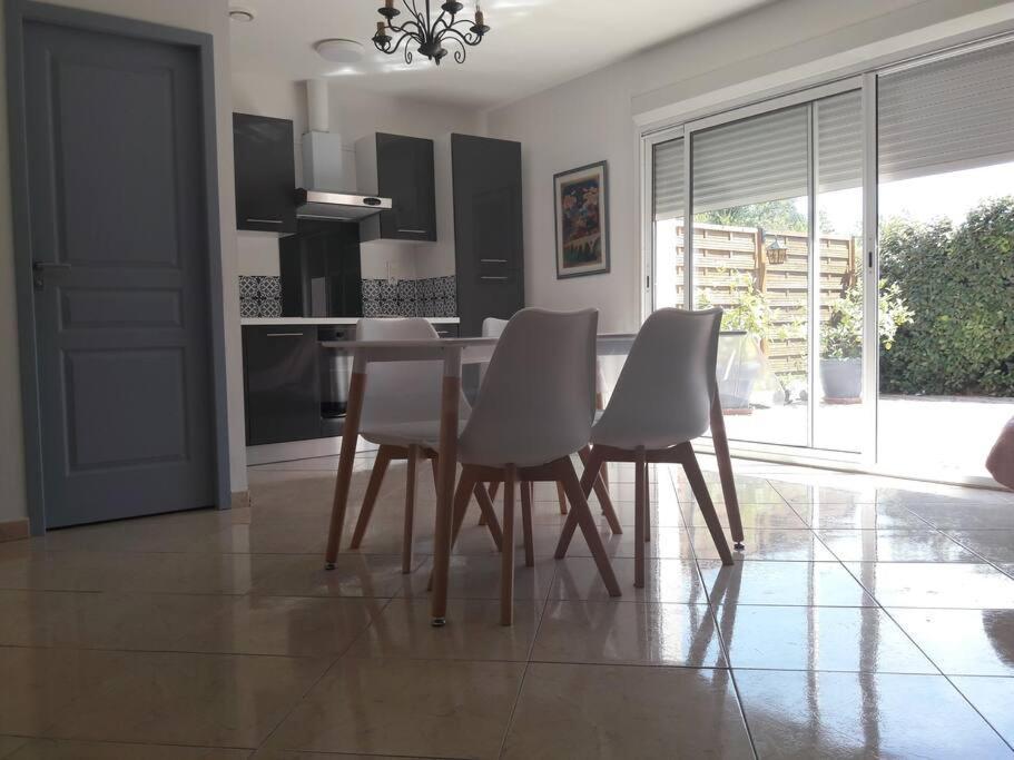 Maison Dans Une Propriete Avec Une Cour Corneilhan エクステリア 写真